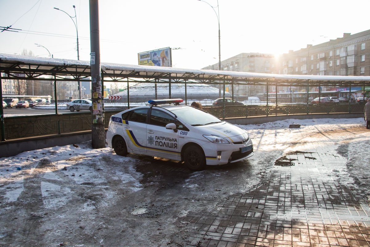 На месте работали патрульные, следственно-оперативная группа и медики