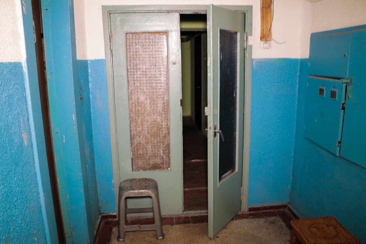 В воскресенье, 10 февраля, в подъезде дома на Харьковском массиве в Киеве обнаружили труп мужчины