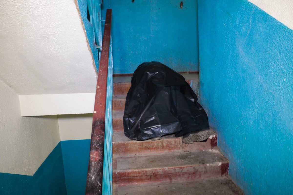 Предварительно, он совершил суицид - повесился на ремне