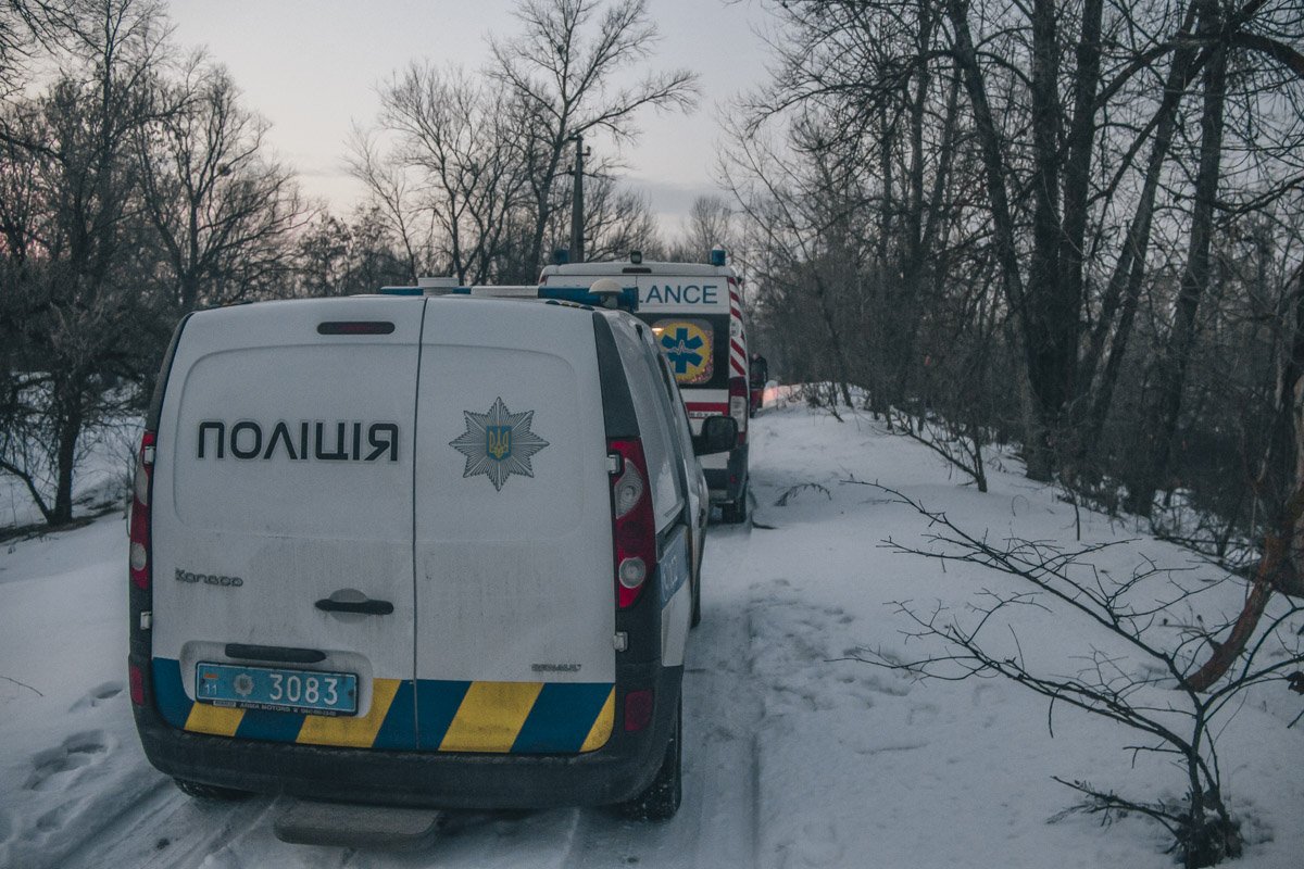 На месте работал экипаж патрульной полиции, "скорая" и следственно-оперативная группа