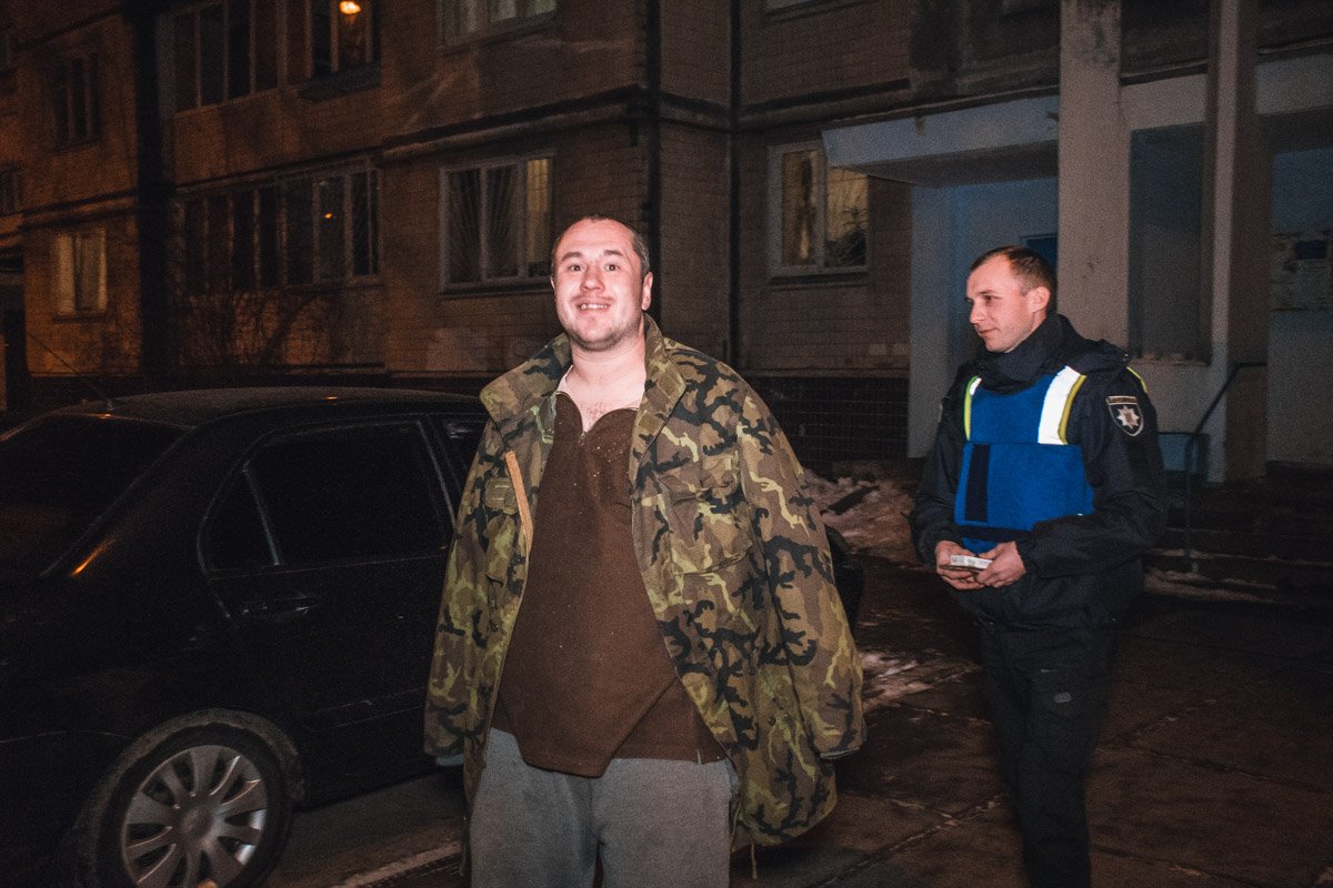 «Минер» оказался в состоянии сильного алкогольного опьянения, сначала кричал, но в автомобиль патрульных садился с улыбкой на лице и возгласами: «Что, задержали рецидивиста?»