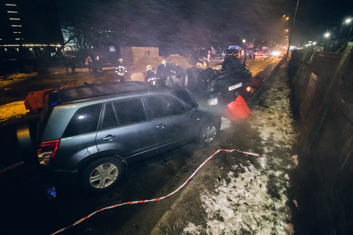 Вечером 10 февраля в Киеве на съезде с моста Метро произошла авария