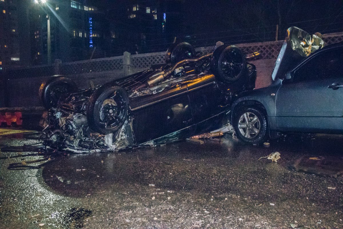 Volkswagen Touareg, который двигался с левого берега снес ограждение, вылетел на встречную полосу и перевернулся