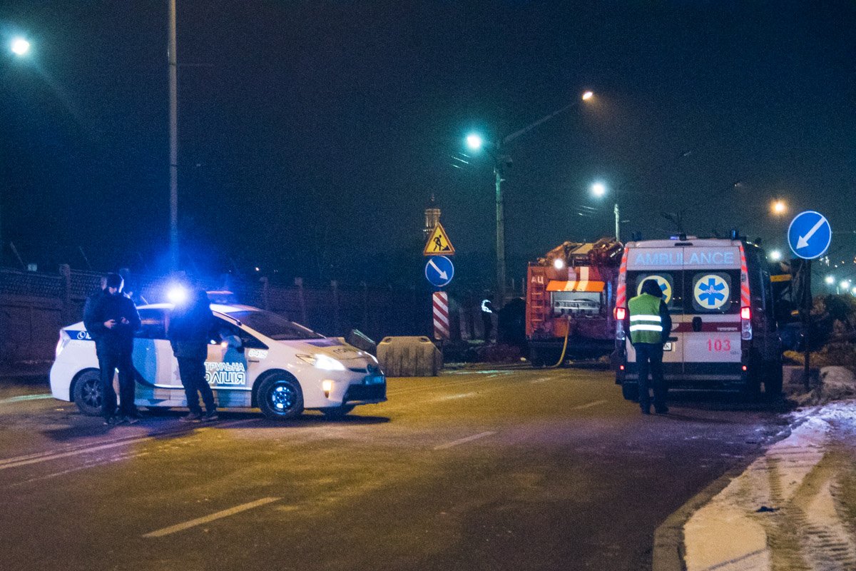 На место происшествия прибыли полицейские, медики и спасатели