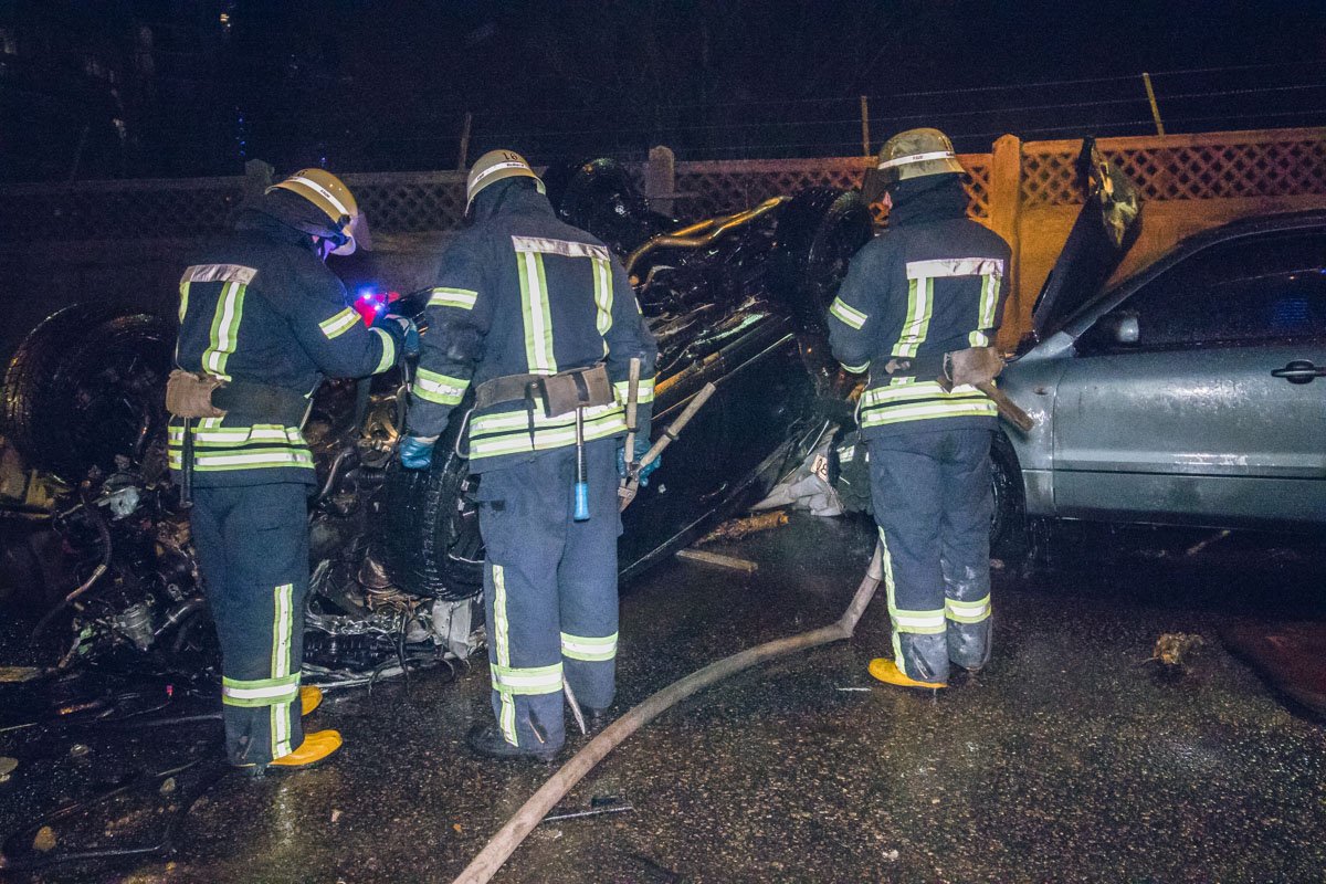 На месте все еще работают спасатели, которые ликвидируют возможные последствия аварии