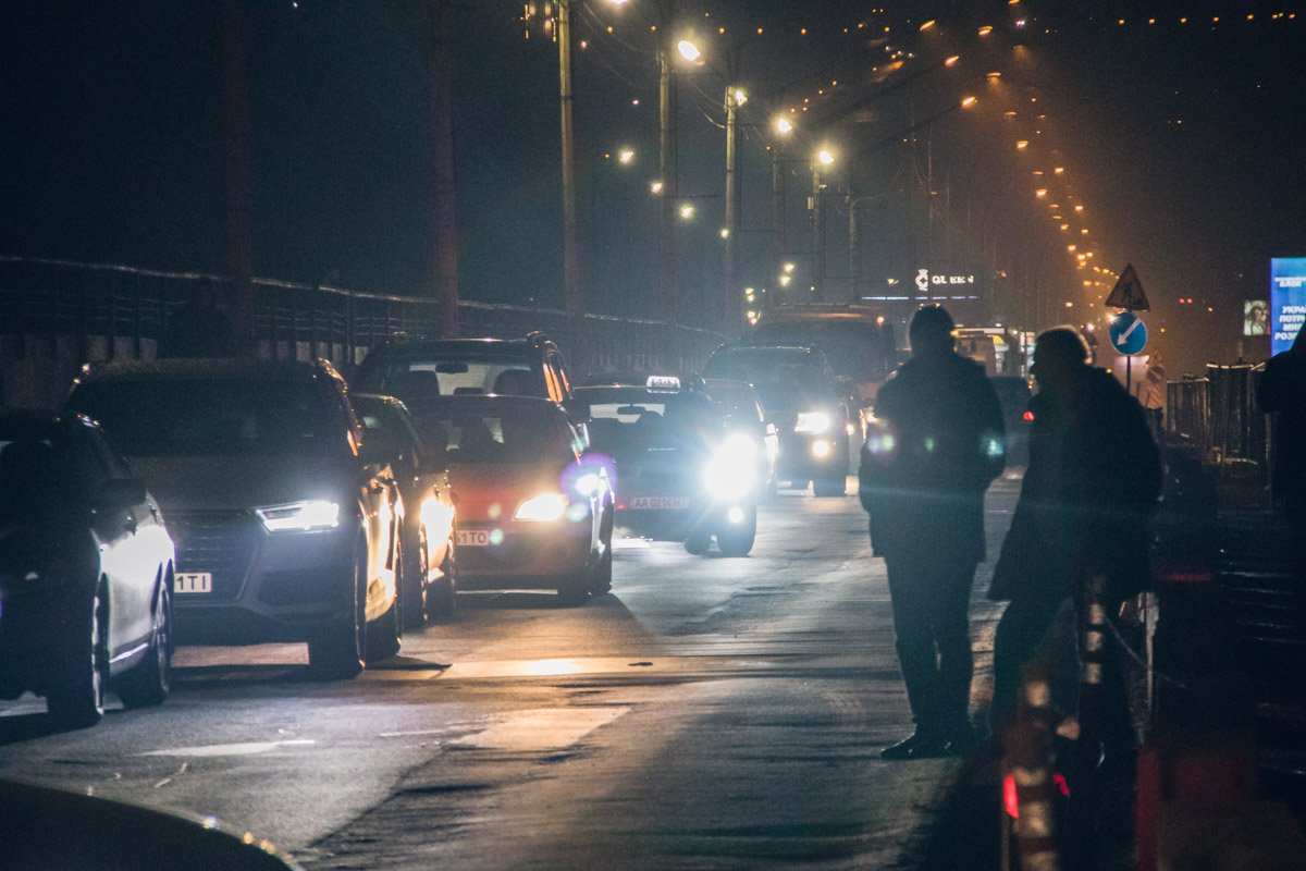 Движение по мосту Метро в обе стороны перекрыто