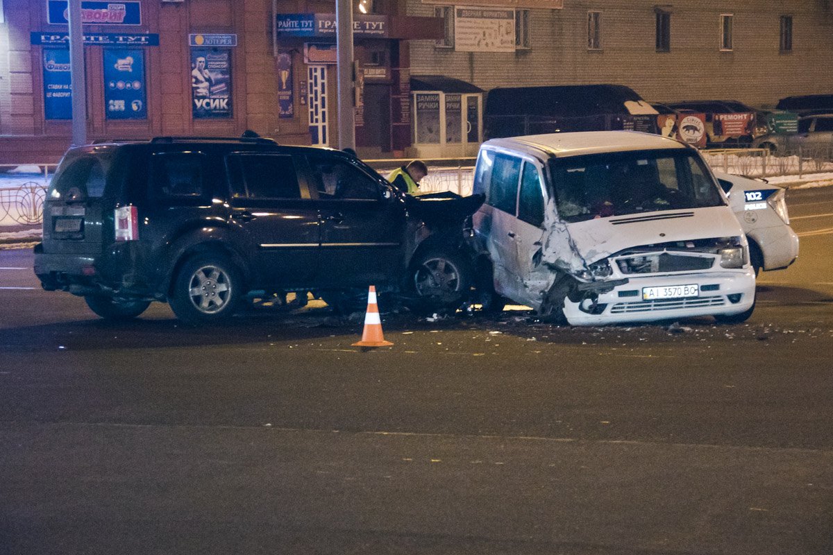 10 февраля в Киеве на пересечении улиц Радунская и Лисковская Mersedes-Benz Vito попытался повернуть на перекрестке, не уступив дорогу Honda Pilot 10 февраля в Киеве на пересечении улиц Радунская и Лисковская Mersedes-Benz Vito попытался повернуть на перекрестке, не уступив дорогу Honda Pilot