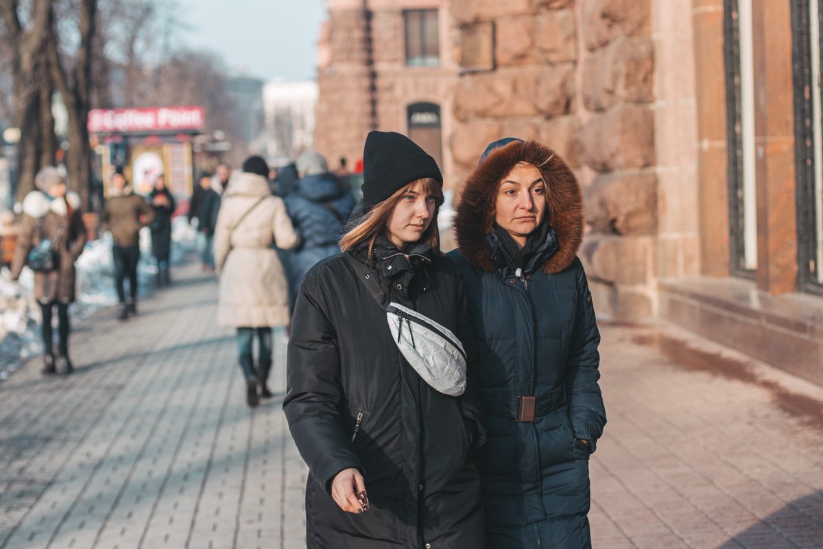 Пристально рассматривают витрины магазинов 