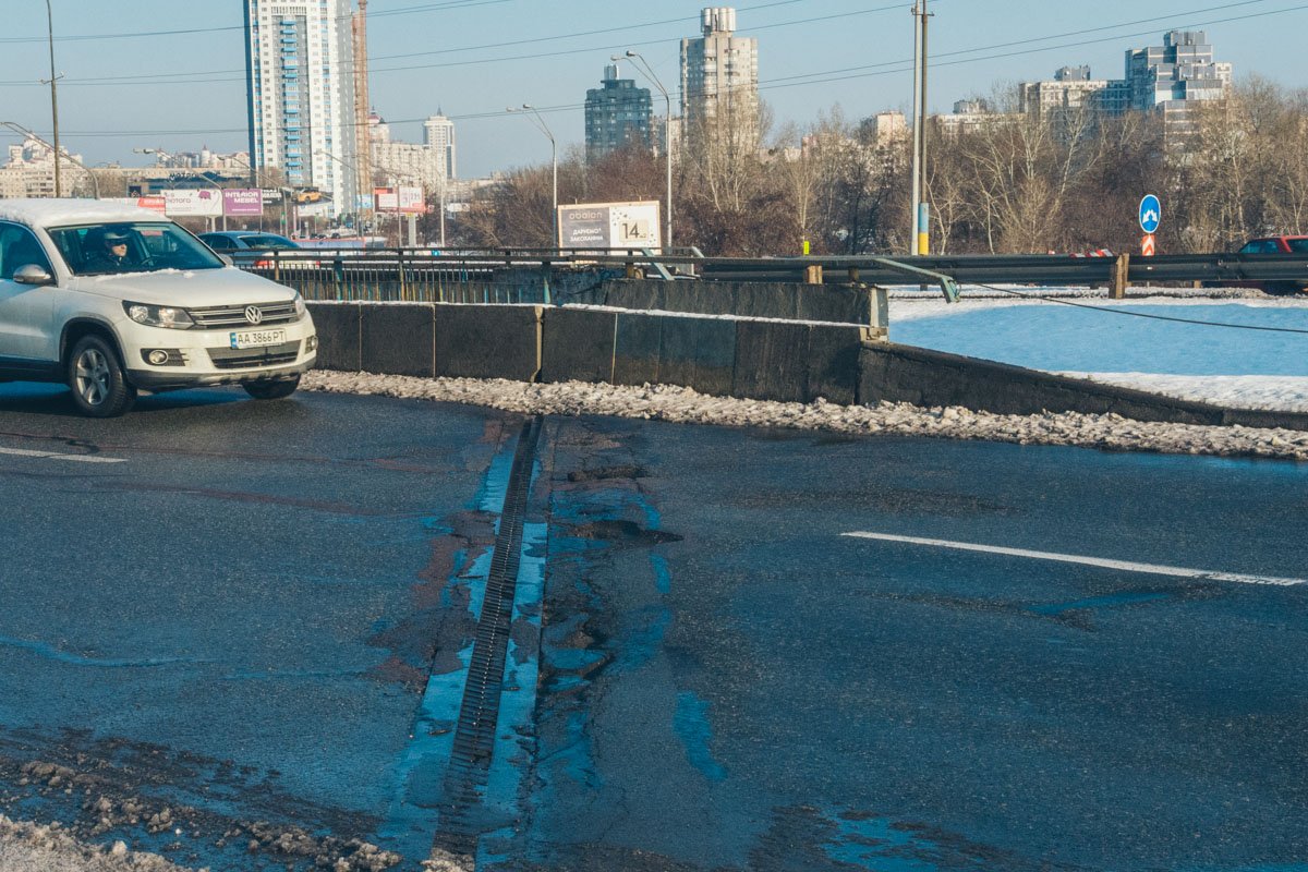 Сейчас участок дороги покрыт ямами и трещинами 