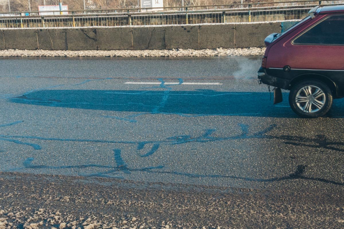 Некоторые трещины "залатали", однако такой способ ремонта не долгосрочный 