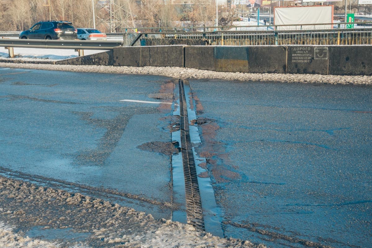 Ямы усложняют движение транспорта на участке дороги 