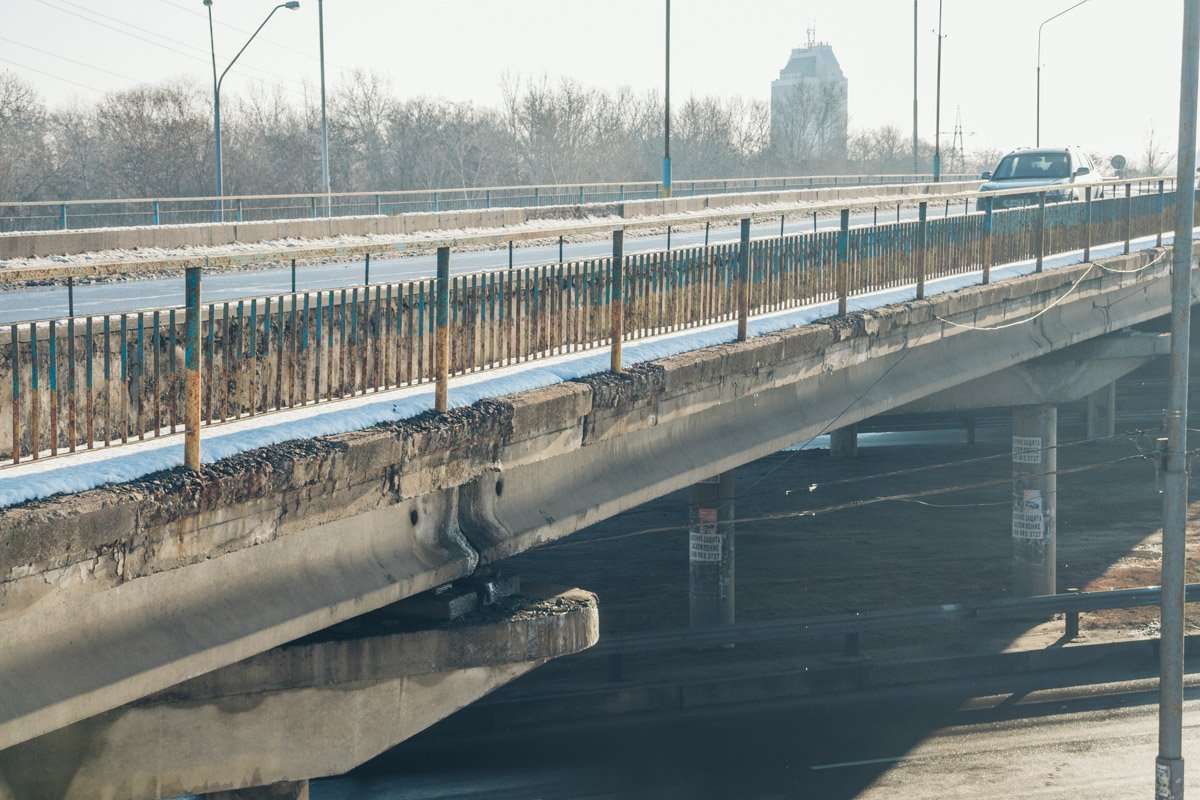 Сбоку путепровод также имеет трещины 
