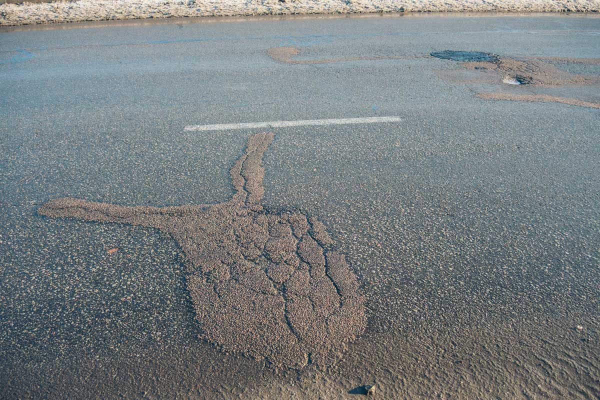 Погодные условия повредили "залатанные" участки дороги 