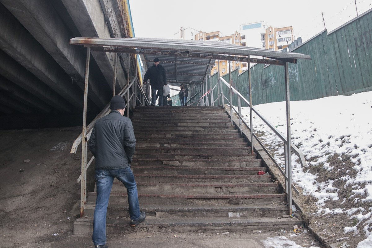 Предварительно, он спускался по лестнице под Индустриальный мост, упал и ударился головой. Травма оказалась смертельной Предварительно, он спускался по лестнице под Индустриальный мост, упал и ударился головой. Травма оказалась смертельной