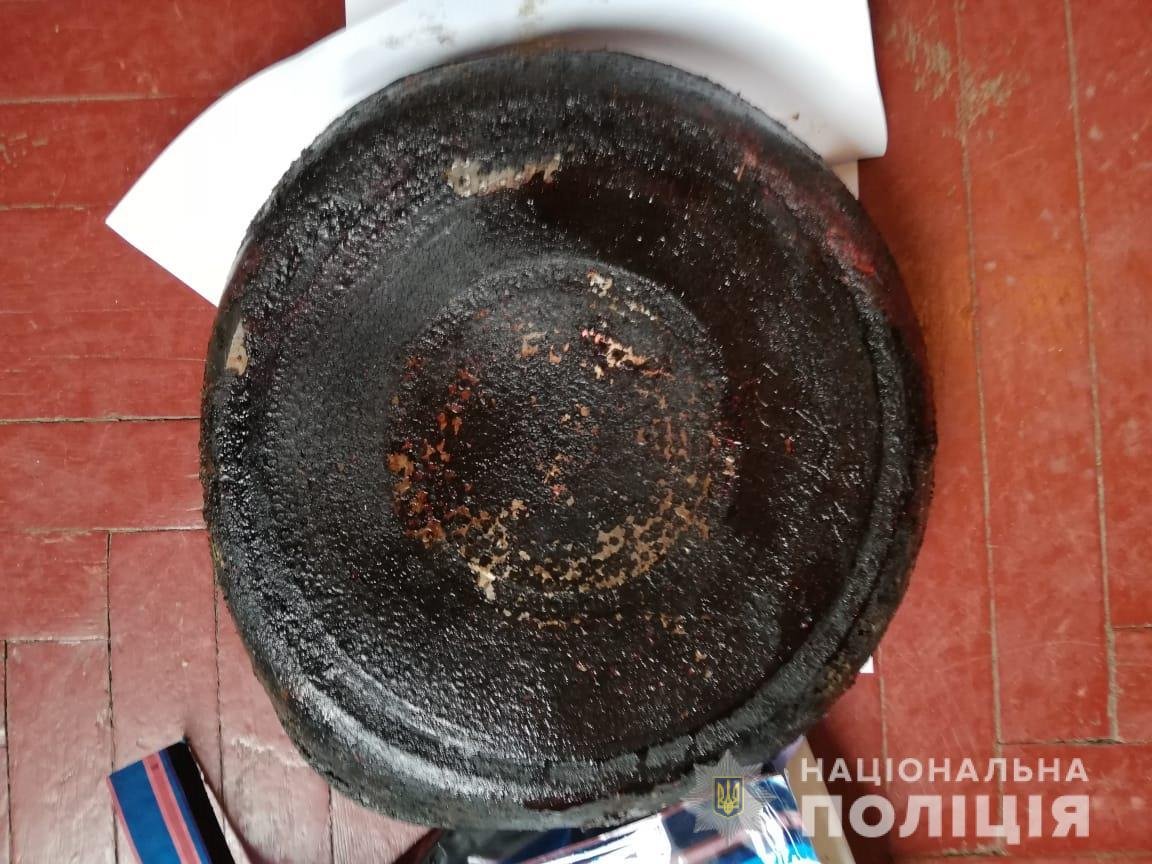 Парень набросился на сестру, начал изо всех сил бить руками и сковородой по голове, пока она не потеряла сознание