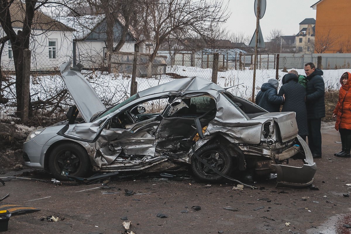 Автомобили столкнулись на перекрестке. От сильного удара машины разбросало по проезжей части