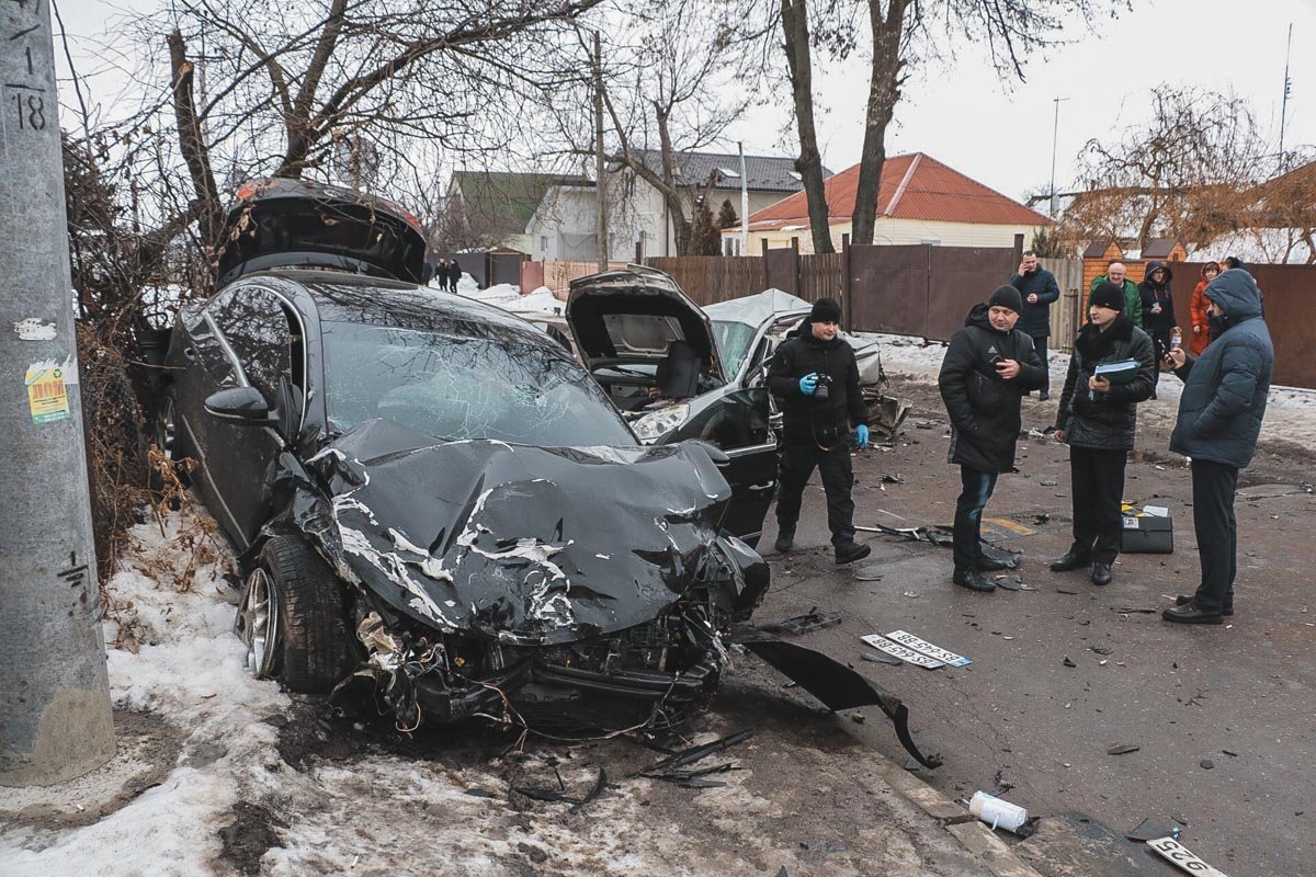 По словам очевидцев, в Volkswagen ехали два мужчины кавказской внешности. Свидетели говорят, что их забрала полиция