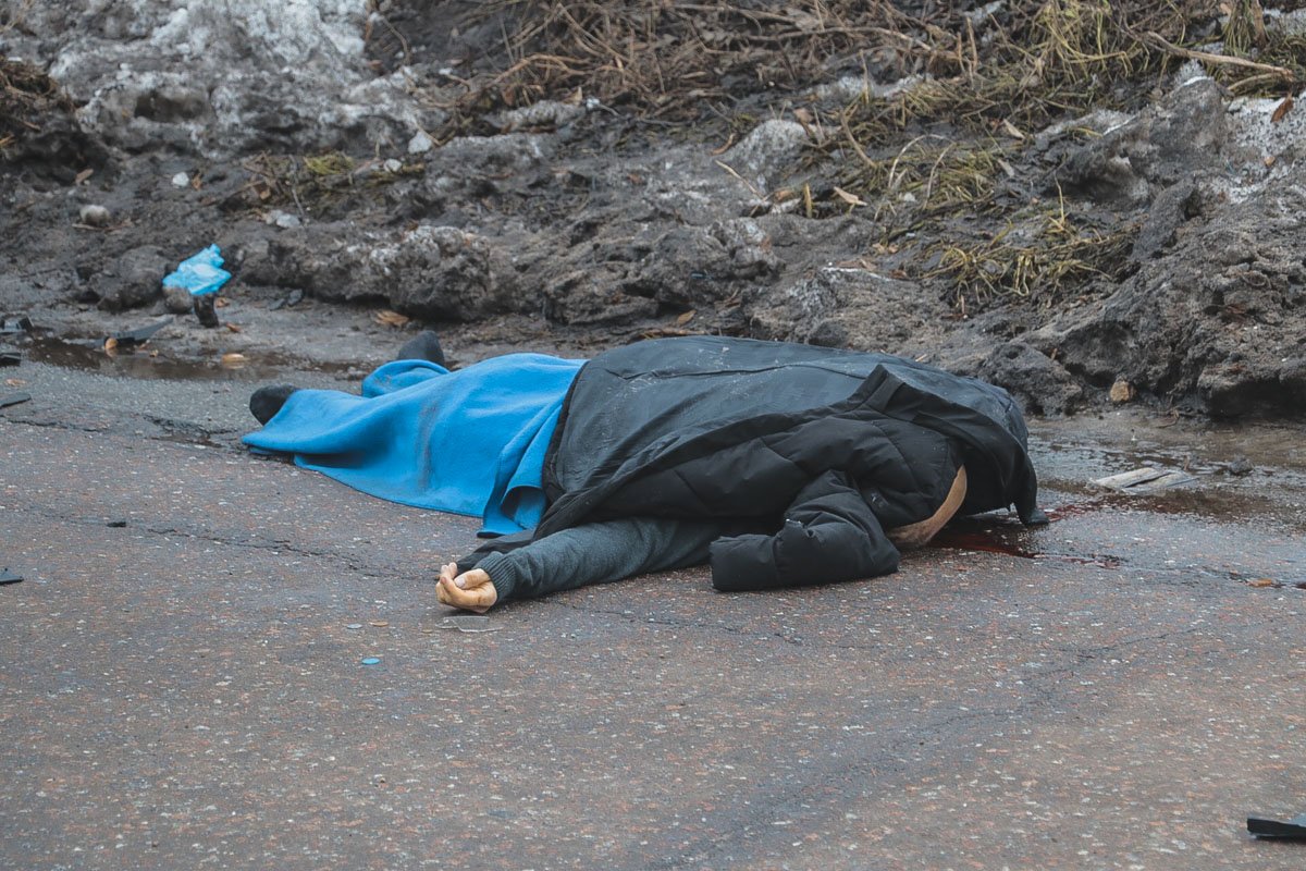 На месте работают патрульные и следователи, также ожидают приезда санитаров, которые увезут тело