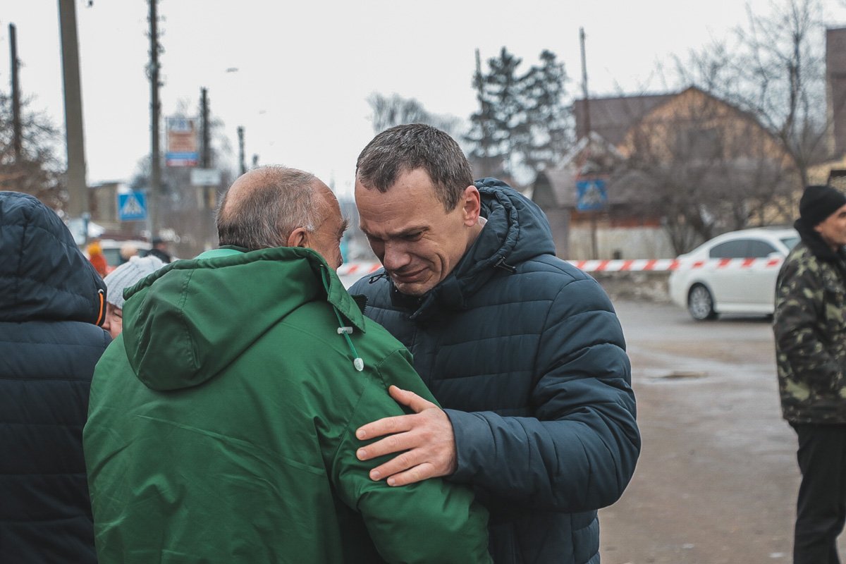 Также на место трагедии приехали близкие погибшего