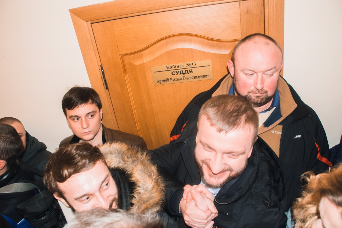 На открытое заседание было сложно попасть из-за огромного количества людей На открытое заседание было сложно попасть из-за огромного количества людей