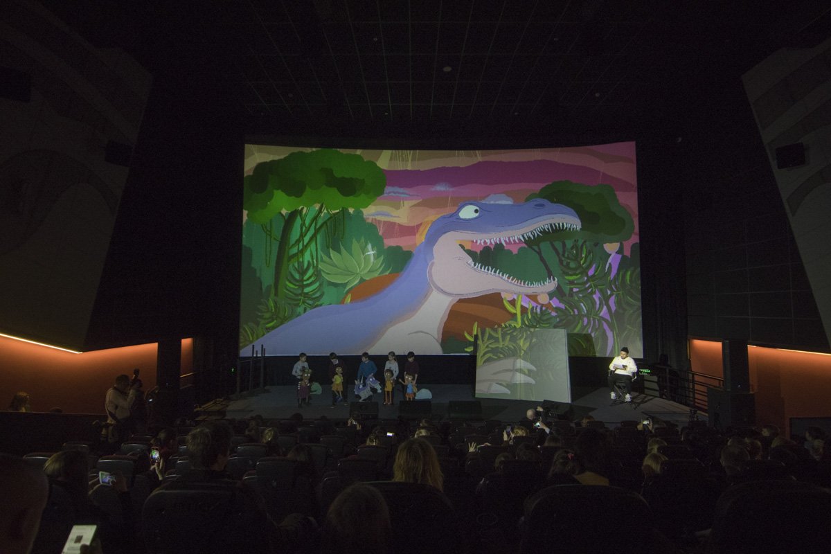 Артист читал малышам сказку со сцены кинозала