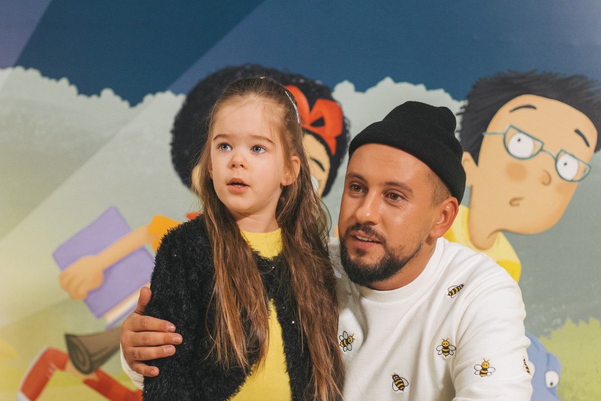 Событие связано с нововведением в McDonald's: отныне при покупке "Хэппи мила" ребенок сможет выбрать игрушку или книгу в подарок