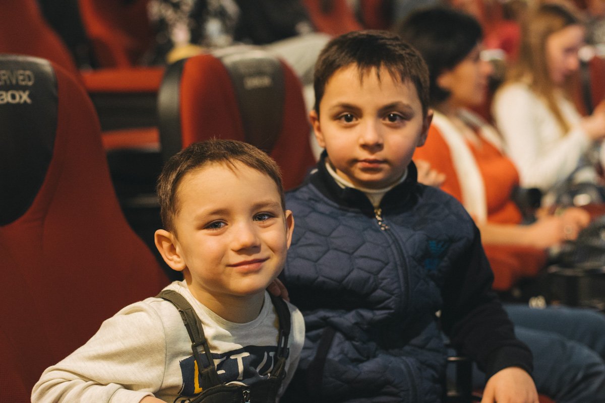 Все книги Крессиды Коуэлл - это история про приключения детей-близнецов, родители которых изобрели машину времени