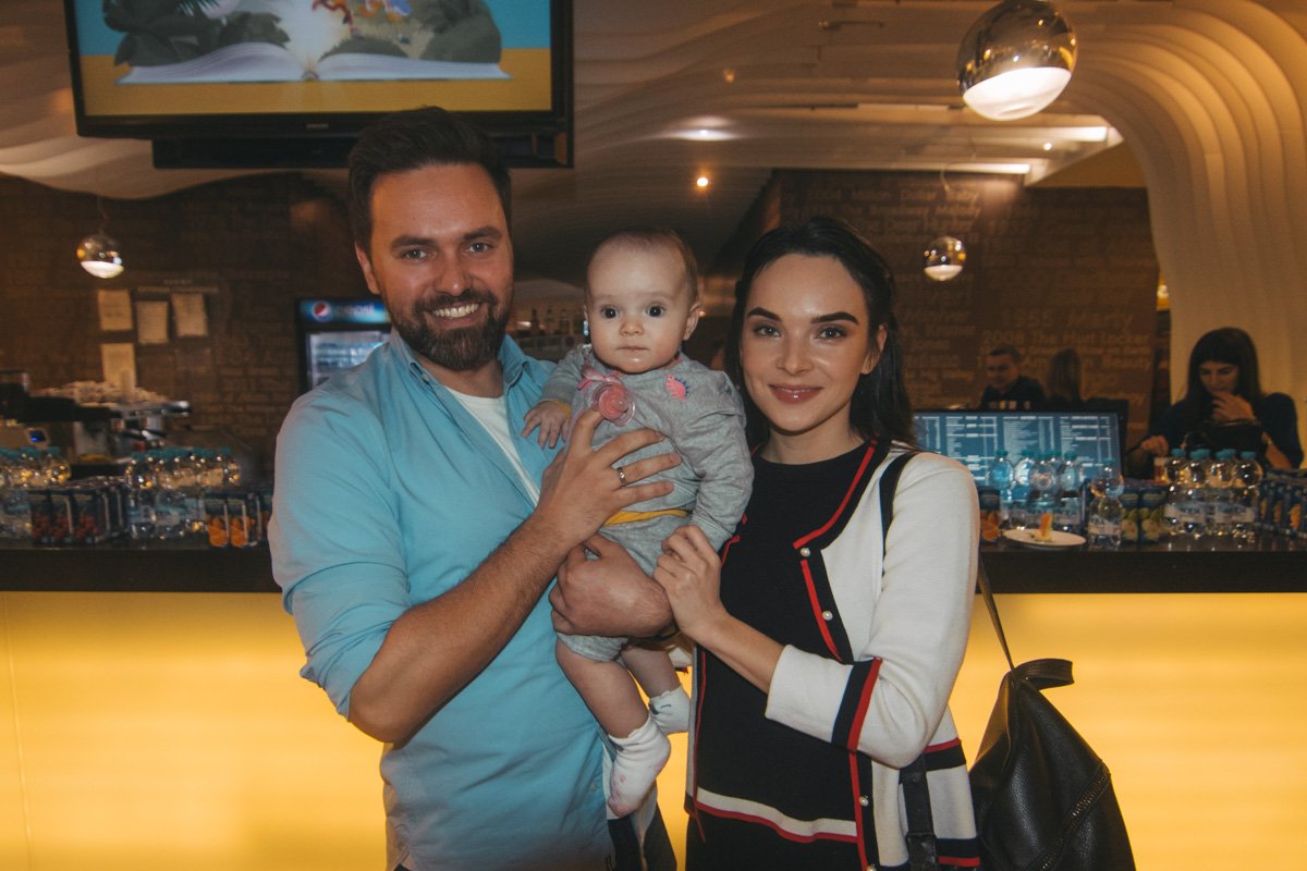 Послушать одну из сказок из уст Димы Монатика пришли ведущий Тимур Мирошниченко с полугодовалой дочерью и женой