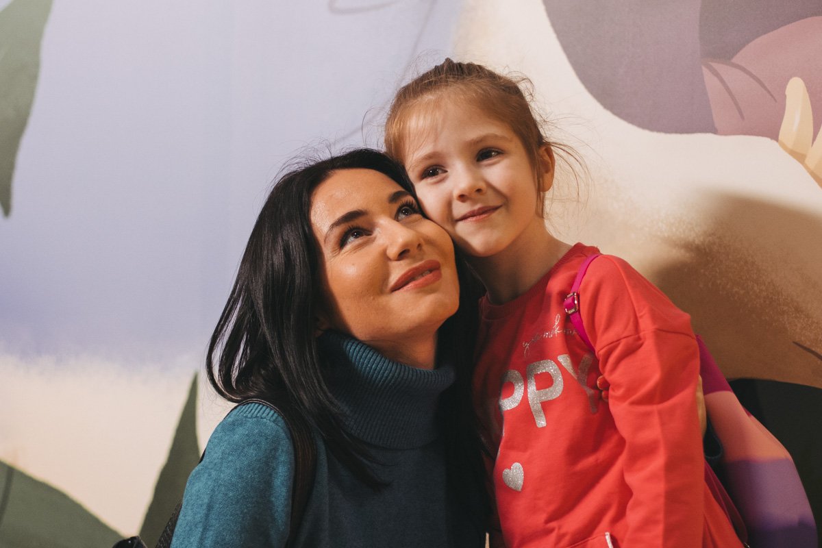 А актриса сериала "Школа" Янина Андреева пояивлась в кинотеатре с дочкой