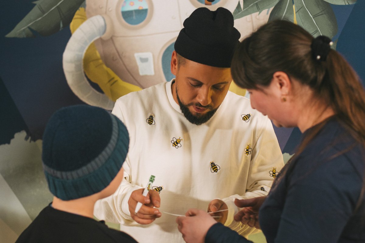 Дима оставил на фото памятные автографы для ребят