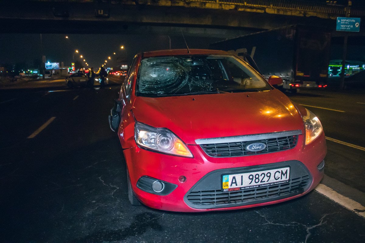 Вечером 11 февраля в Киеве на Броварском проспекте возле супермаркета Novus произошла авария Вечером 11 февраля в Киеве на Броварском проспекте возле супермаркета Novus произошла авария