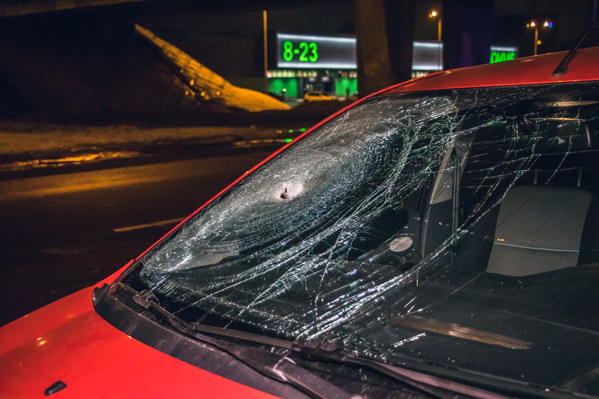 Ford Focus, который двигался по проспекту, сбил пешехода. Ford Focus, который двигался по проспекту, сбил пешехода.