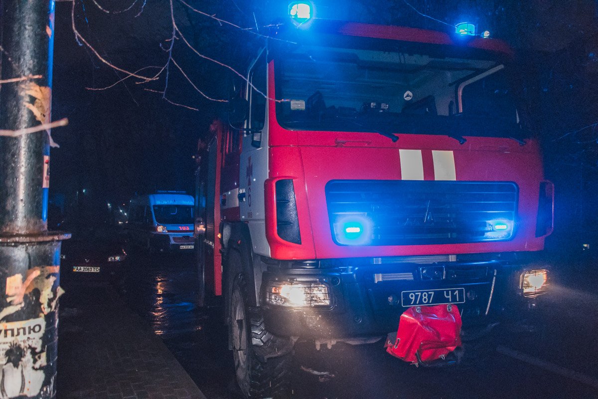 Помимо пожарных, на месте дежурили медики и полицейские