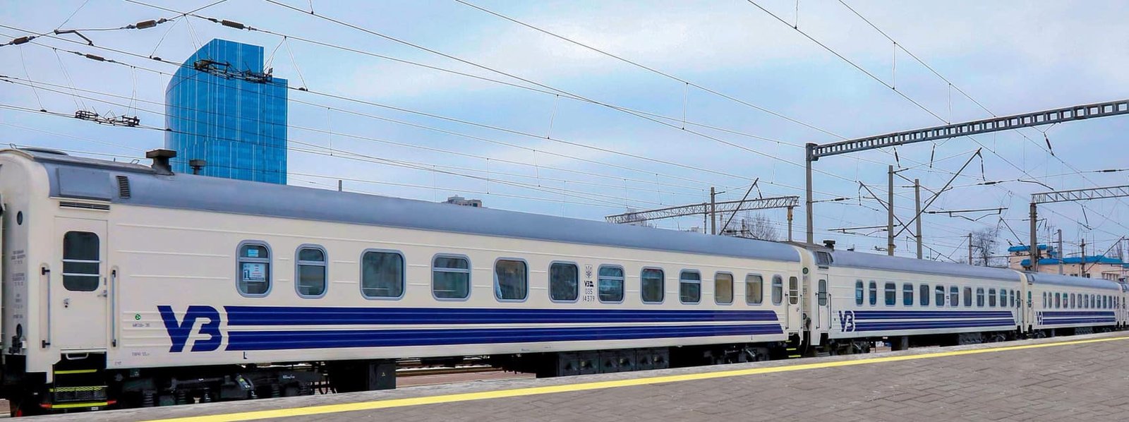 Поезд с обновленными вагонами - в новых цветах 