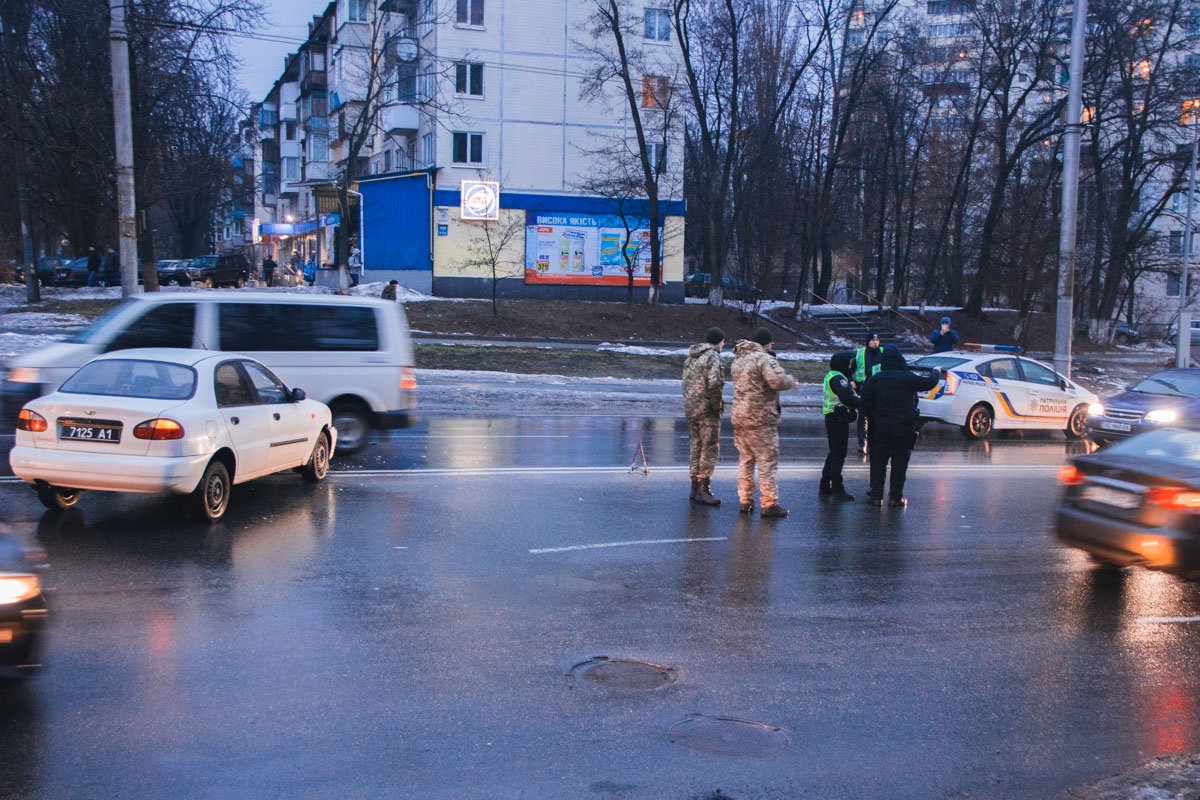 На улице Соломенской столкнулись полицейский и военный автомобили На улице Соломенской столкнулись полицейский и военный автомобили