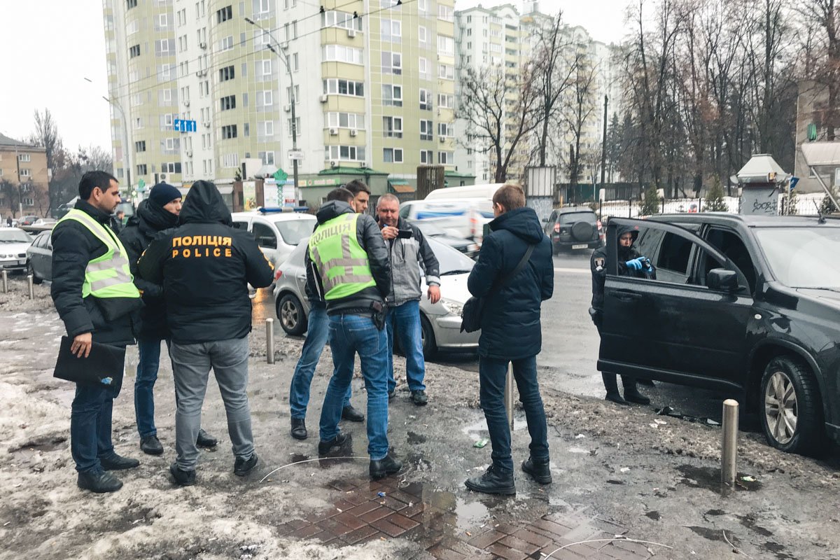 В Киеве по адресу улица Васильковская, 30 трое мужчин в масках напали на автомобиль Nissan X-Trail