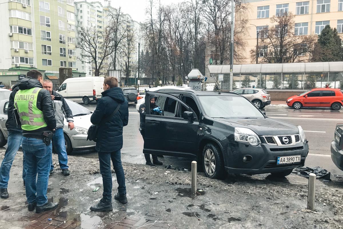 Как рассказал сам водитель X-Trail, он успел только подъехать и припарковаться, после чего на авто напали