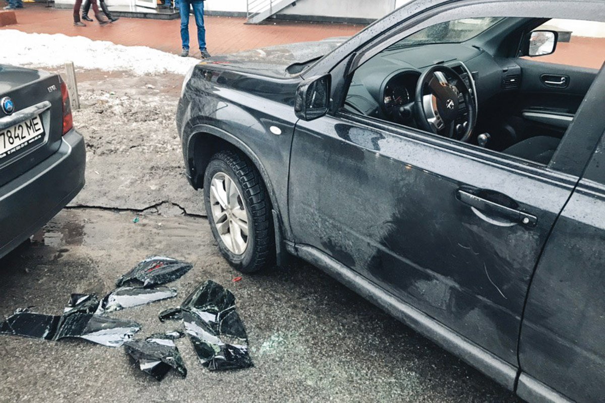 У автомобиля разбиты заднее и переднее пассажирские окна, а также водительское окно
