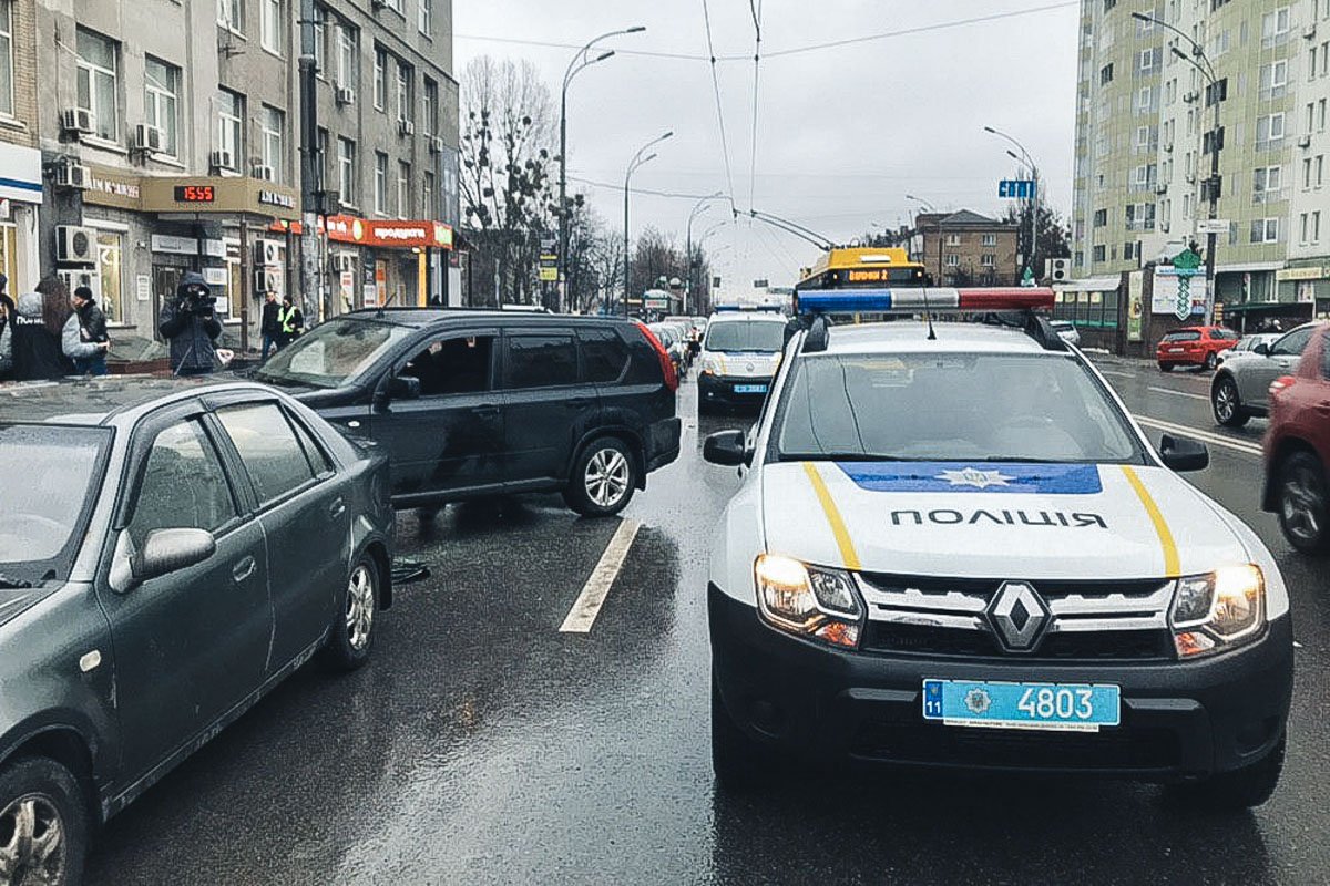 На месте работают эксперты. Также была информация о стрельбе, сейчас устанавливаются подробности случившегося