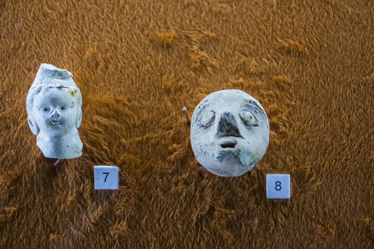 Для того, чтобы «зацепить» взгляд посетителей, конечно же, представили экспозицию из старинных экспонатов в контрастной подсветке Для того, чтобы «зацепить» взгляд посетителей, конечно же, представили экспозицию из старинных экспонатов в контрастной подсветке