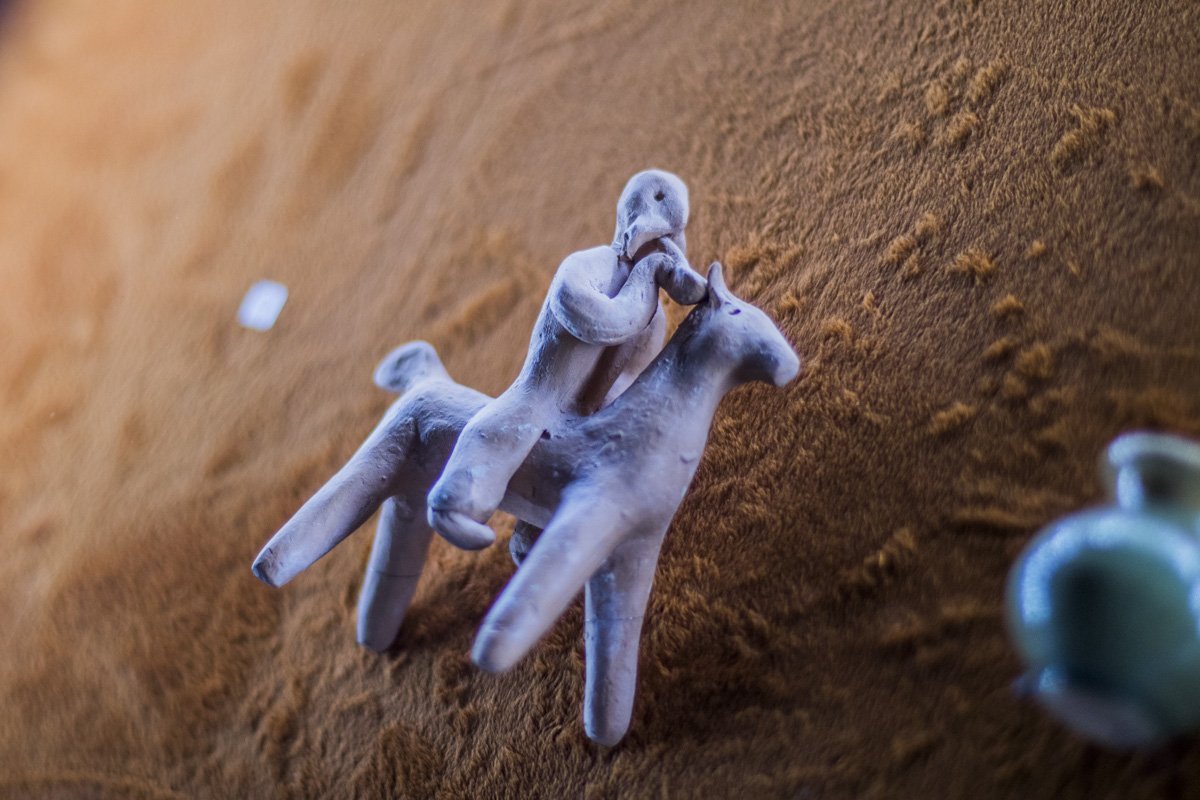 Ну а для соответствующего запаха, по залам разложены снопы настоящего сена Ну а для соответствующего запаха, по залам разложены снопы настоящего сена