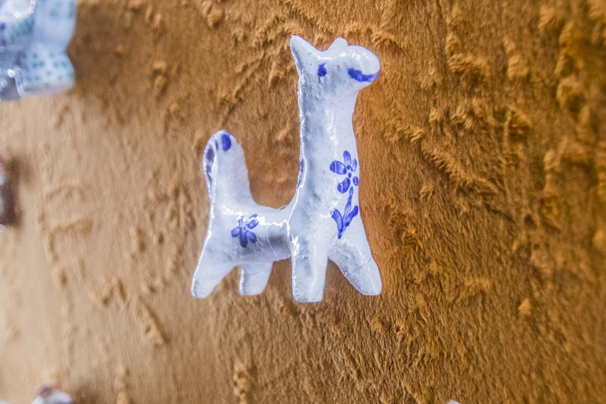 На экспозиции можно увидеть и работы современных мастеров На экспозиции можно увидеть и работы современных мастеров