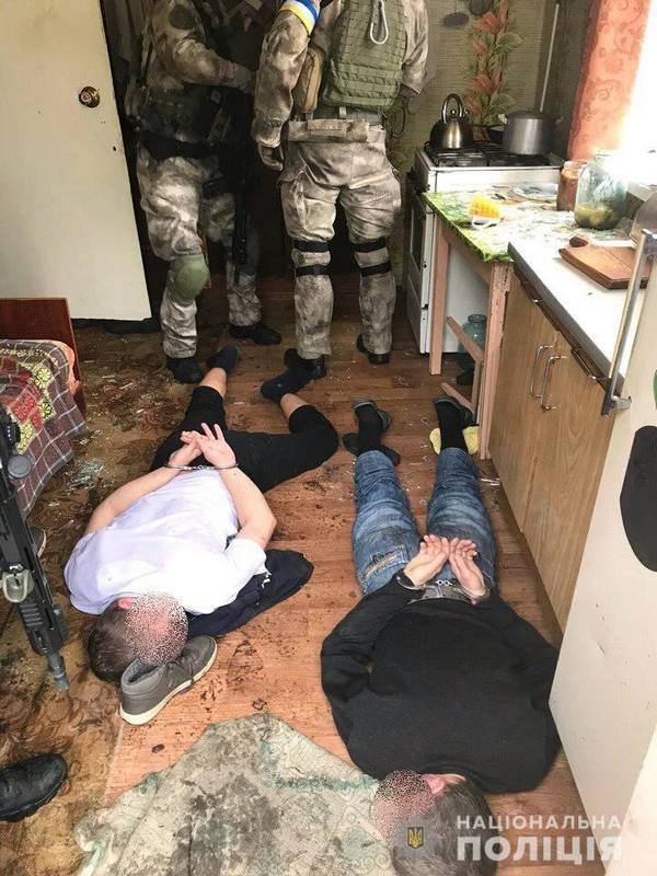 Подозреваемый скрывался в тайнике в частном доме