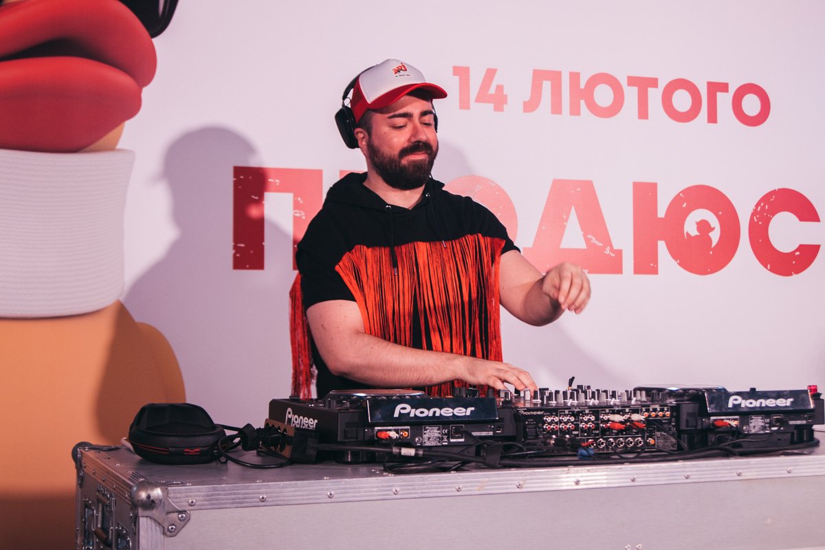 Гостей мероприятия развлекал диджейский сет от Радио NRJ Украина Гостей мероприятия развлекал диджейский сет от Радио NRJ Украина