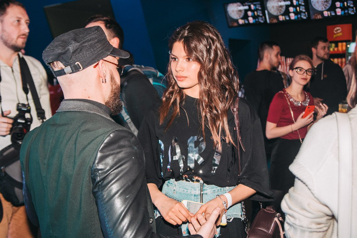 Певица Мишель Андраде сыграла в фильме юную блогершу, которая ни на секунду не расстается со своей камерой Певица Мишель Андраде сыграла в фильме юную блогершу, которая ни на секунду не расстается со своей камерой