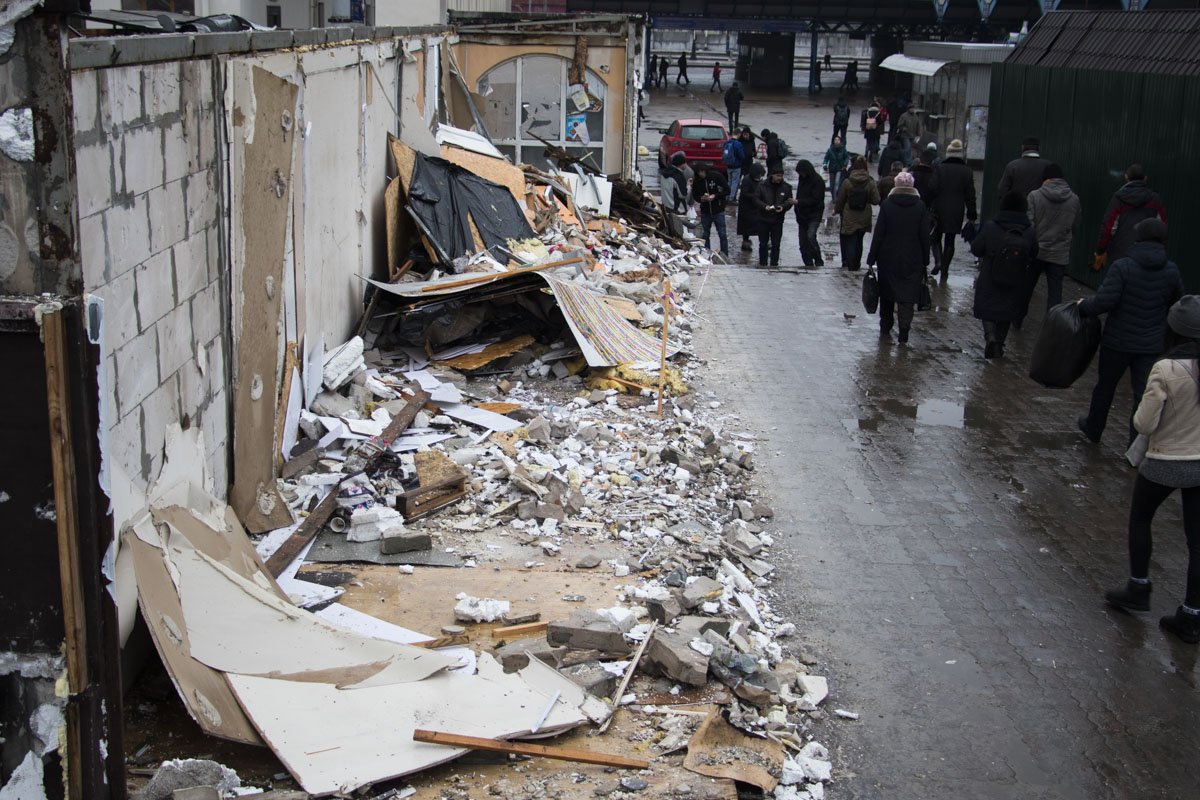 Магазины занимали чуть ли не половину прохода к станции метро