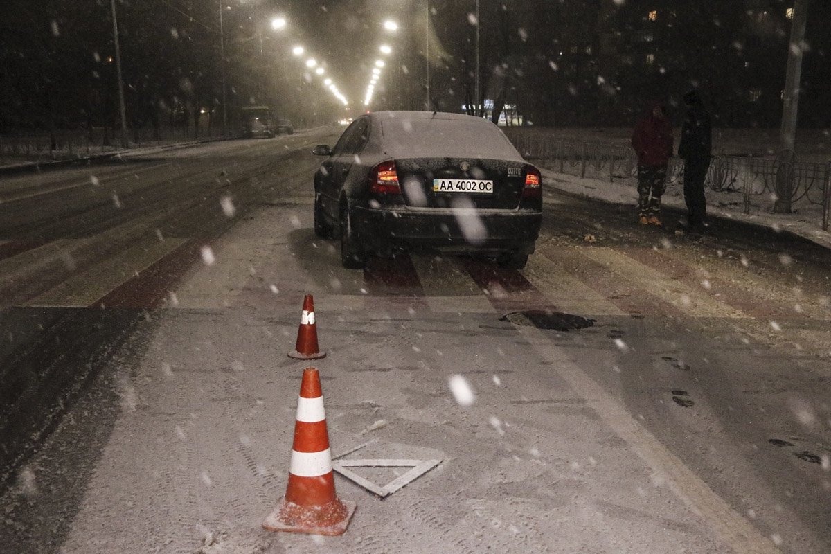 На Березняках мужчина угодил под колеса Skoda На Березняках мужчина угодил под колеса Skoda