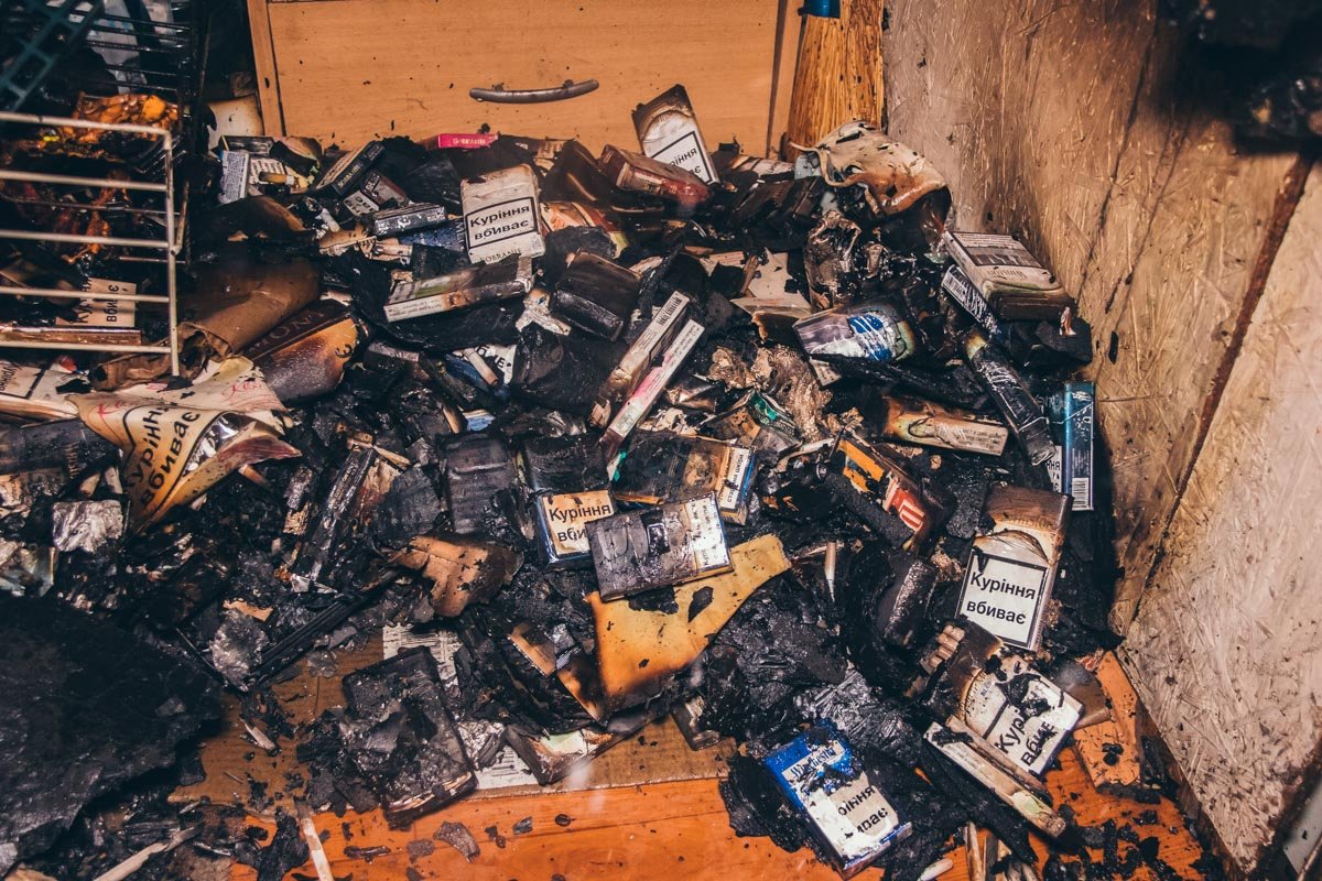 Огонь уничтожил все, что находилось внутри