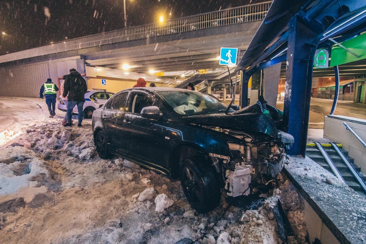 На пресечении проспекта Космонавта Комарова и бульвара Вацлава Гавела произошла авария с участием автомобиля Mitsubishi Lancer На пресечении проспекта Космонавта Комарова и бульвара Вацлава Гавела произошла авария с участием автомобиля Mitsubishi Lancer