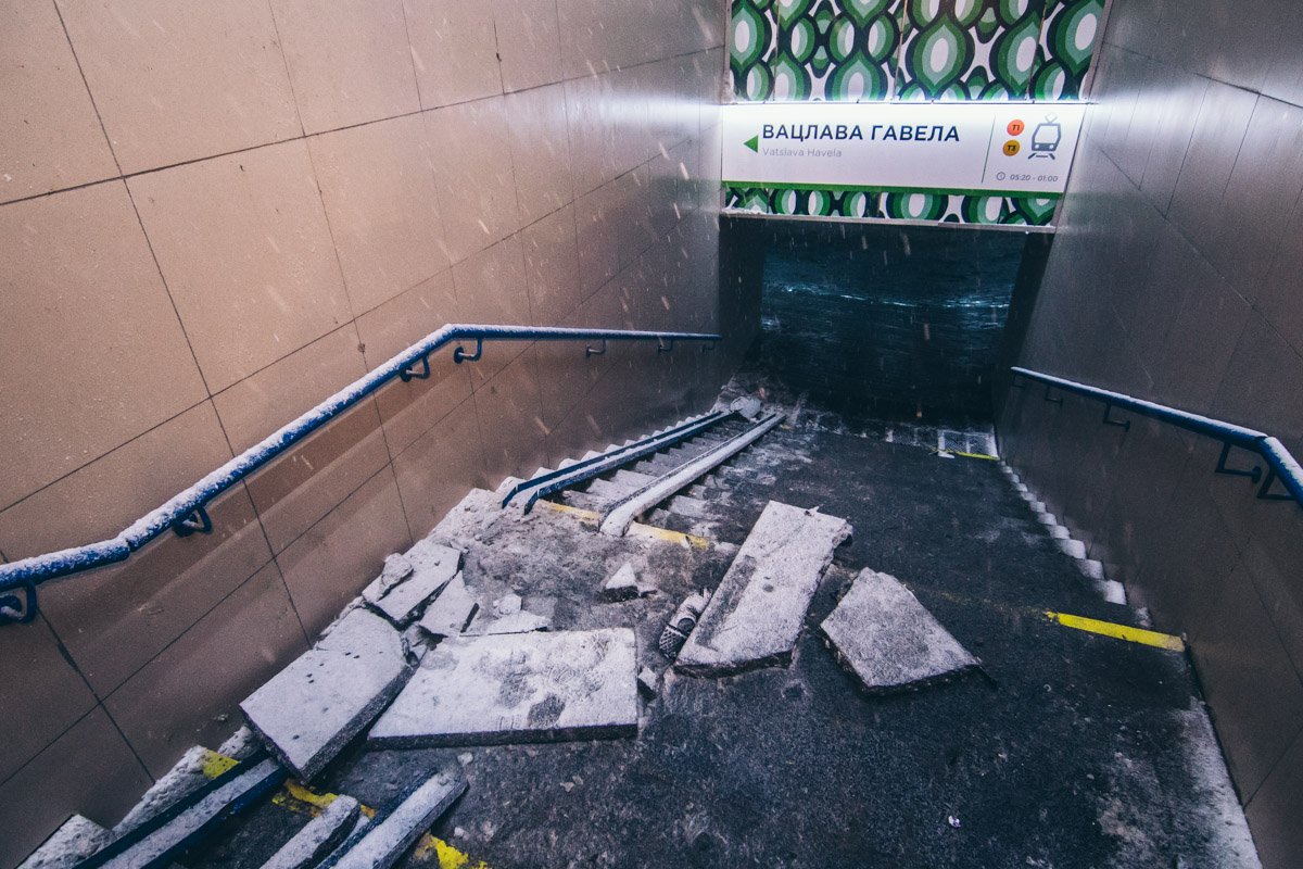 Вход в подземный пешеходный переход также был поврежден столкновением с автомобилем Вход в подземный пешеходный переход также был поврежден столкновением с автомобилем